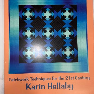 Può includere: Un libro intitolato Sew Simple Pineapple Patchwork Techniques for the 21st Century di Karin Hellaby. La copertina presenta un bordo arancione e un design centrale di trapunta con motivi geometrici a ananas in blu, nero e verde acqua.