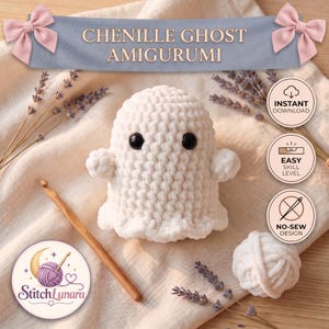 Könnte beinhalten: Ein weißes, gehäkeltes Geister-Amigurumi mit schwarzen Kunststoffaugen, begleitet von einer Holzhäkelnadel und einem kleinen Knäuel weißem Garn. Das Bild enthält den Text CHENILLE GHOST AMIGURUMI, INSTANT DOWNLOAD, EASY SKILL LEVEL und NO-SEW DESIGN.