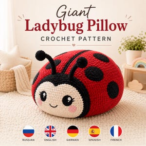 Peut inclure: Un coussin coccinelle au crochet avec un corps rouge à pois noirs, un visage crème aux grands yeux noirs, un petit sourire et deux antennes. Le texte au-dessus indique Giant Ladybug Pillow CROCHET PATTERN avec un petit cœur en dessous.
