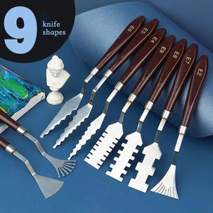 Pode incluir: Um conjunto de nove espátulas de metal com cabos de madeira castanho-escuro, cada uma com uma forma de lâmina única para criar texturas. Os cabos estão etiquetados com códigos como E2, E4, E5, E6, E7, E8 e E9. O texto 9 knife shapes é visível.