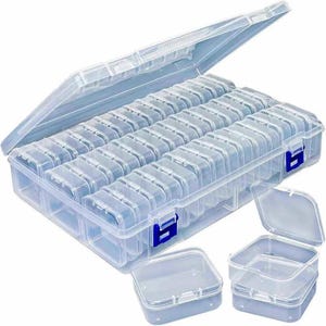 Op de afbeelding: Een grote, rechthoekige opbergdoos van doorzichtig plastic met een scharnierend deksel, voorzien van meerdere kleine, uitneembare vakjes. De hoofddoos is aan de voorzijde vergrendeld met twee blauwe plastic sluitingen.