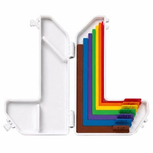Op de afbeelding: Een witte L-vormige opbergkoffer met een set in elkaar grijpende L-vormige geleiders in bruin, blauw, paars, groen, geel, oranje en rood. Elke geleider is voorzien van de breuken 1/8, 3/16, 1/4, 5/16, 3/8 en 1/2.