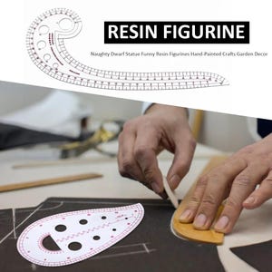 Può includere: Un righello curvo francese in plastica trasparente con segni di misurazione neri e ritagli circolari, insieme a una dima da cucito bianca a forma di goccia con scale di misurazione rosse e vari fori circolari per il modellismo.
