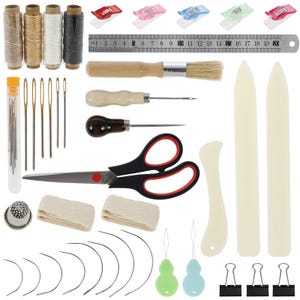 Può includere: Un kit di attrezzi per la lavorazione della pelle che include quattro rocchetti di filo, cinque clip in plastica, un righello metallico da 20 cm, una spazzola in legno, due punteruoli, forbici, un ditale, due rotoli di nastro, sette aghi curvi, cinque aghi dritti, due infila-aghi e tre pinze.