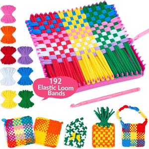 Könnte beinhalten: Ein rosa Webrahmen aus Kunststoff mit einem teilweise gewebten Quadrat aus bunten Gummibändern, einer rosa Häkelnadel und verschiedenen Bündeln aus rosa, orangefarbenen, roten, violetten, weißen, blauen, gelben und grünen Gummibändern. Text: 192 Elastic Loom Bands.