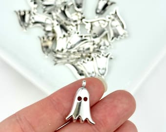 4 lindos pingentes de fantasma / pingentes de fantasma de prata esmaltada / suprimentos para fazer joias de Halloween / fantasma assustador / pingentes de outono / joias de Halloween faça você mesmo