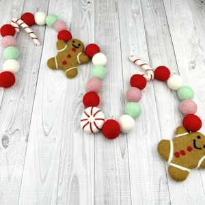 Kerstslinger van vilten bal/ Gingerbread Man en snoepriet vakantieslinger/decoratie schoorsteenmantel/kerstboomomslag/pepermunt padie