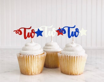 4 luglio due toppers cupcake/ toppers dell'età del Giorno dell'Indipendenza/ 2° compleanno/ rosso, bianco e due/ toppers cupcake a stella/piccolo petardo