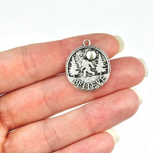 2 Big Foot Charms / Sasquatch In Wilderness Charms / Big Foot zu Fuß in der Natur Schmuck / Wald Charme / Fantasy Anhänger / DIY Schmuckzubehör