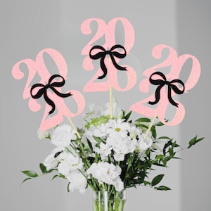 Arranjos de mesa cor-de-rosa para a turma de 2026 / Decorações para festa com laços / Decoração feminina para formatura / Chá de bebê / Arranjos florais para a noite dos formandos / Ela conseguiu!