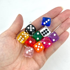 2 Würfel Anhänger / Bunte Würfel Anhänger / Glückswürfel Anhänger / Las Vegas Glücksspiel / Schräge Anhänger / DIY Schmuckherstellung Zubehör