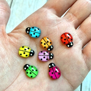 20 embellissements de coccinelles/ Coccinelles multicolores/ Dos plat/ Suppiles pour nail art/ Bug Arts and Crafts/ 13 x 10 mm