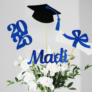 Centros de mesa de graduación de 2025/Clase de 2025/Decoración de fiesta con nombre personalizado/Recortes de birrete, diploma y año universitario/Decoración de fiesta de graduación/3 piezas
