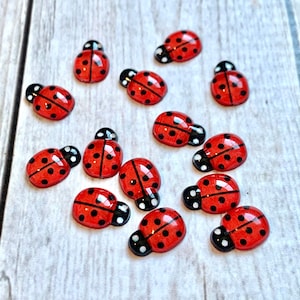 20 embellissements de coccinelles rouges/ dos plat/ suppiles pour nail art/ arts et travaux manuels d'insectes/ 13 x 10 mm