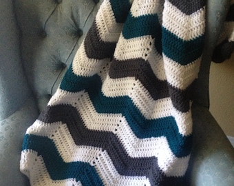 Taille adulte chevron crochet blanc, gris anthracite et couverture rayée sarcelle/afghan