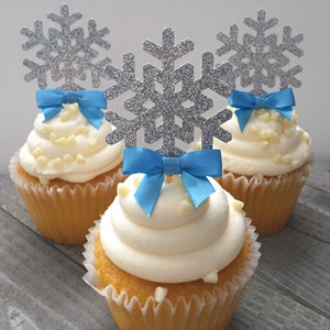 12 Silber Glitzer Schneeflocke Cupcake Topper / Winter Wunderland, kleine Schneeflocke / Winter Wunderland Baby Shower
