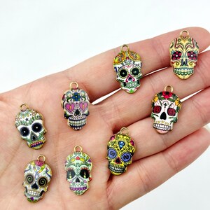 4 dijes de calaveras de azúcar del Día de los Muertos/Día de los Muertos/Cabeza de esqueleto de Halloween con esmalte dorado/Suministros para hacer joyas de bricolaje/Pulsera