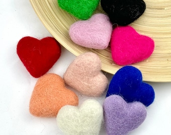 Cœurs en feutre/ Cœur en laine feutrée/ Mobile pour lit de bébé/ Accessoires pour séance photo nouveau-né pour la Saint-Valentin/ Remplisseur de bol/ Décoration d'intérieur/ Guirlande fille DIY/4 cm