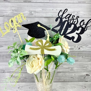 Centros de mesa de graduación 2025, birrete de graduación, promoción 2025, diploma, decoración de graduación con nombre personalizado, recortes, decoración para fiesta de graduación, 3 piezas