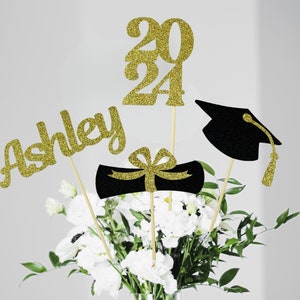 Centros de mesa de graduación de 2025/Clase de 2025/Decoración de fiesta con nombre personalizado/Recortes de birrete, diploma y año universitario/Decoración de fiesta de graduación/3 piezas