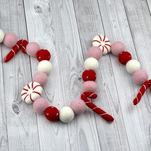 Kerstslinger met pepermunt en snoepriet/ manteldecor/ vilten pepermuntslinger/ Kerstboomomslag/ Schattige roze, rode en witte slinger