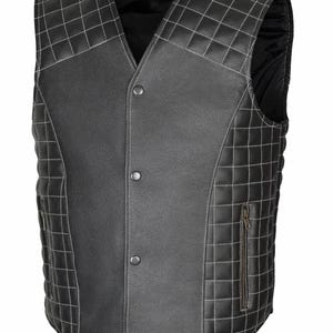 Può includere: Un gilet in pelle nera con un motivo trapuntato a griglia sulle spalle e sui lati, un pannello centrale liscio, quattro bottoni a pressione frontali e due tasche laterali con cerniera. L'etichetta interna riporta il testo Classic Bra.