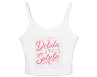 Regata Delulu Is The Solulu | Coroa rosa com escrita cursiva, tipografia kawaii