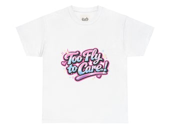 Camiseta gráfica "Too Fly to Care" | escrita retrô, corações rosa e azul, slogan divertido
