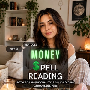 Könnte beinhalten: Eine Person mit dunklem Haar und Highlights in einem grauen Pullover, mit Textüberlagerung MONEY SPELL READING, NOT AI und NO TOOLS. Das Bild zeigt eine Tasse, Kerzen und Kristalle auf einem Tisch sowie ein Bücherregal und Mondkunst im Hintergrund.
