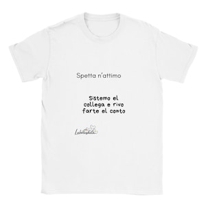 May include: A white t-shirt with black text that reads "Spetta n'attimo", "Sistema el collega e rivo farte el conto", and the logo "Laboteghita". The shirt is a crew neck style.
