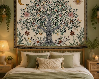Puede incluir: Un tapiz de pared rectangular que presenta un árbol central con ramas oscuras, hojas verdes y varias flores coloridas. Una luna creciente dorada está en la esquina superior izquierda y un sol dorado en la esquina superior derecha. Fondo crema.