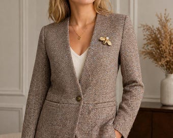 Women’s Herringbone Tweed Blazer with Bee Brooch – Tailored Vintage Style Jacket