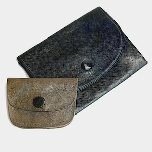 A pair of small vintage leather purses, a tiny brown purse with 3 compartments or dark navy purse with compartments marked 100/50/10/5. (G2)