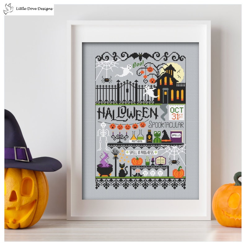 Puede incluir: Un patr&oacute;n de punto de cruz que representa una escena de Halloween con una casa encantada, un fantasma, una telara&ntilde;a, un esqueleto, pociones, hechizos y el texto "HALLOWEEN SPOOKTACULAR OCT 31st".
