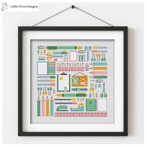 Peut inclure: Une œuvre d'art au point de croix encadrée représentant divers articles de papeterie. Le motif comprend des crayons, des stylos, des ciseaux, des trombones, des blocs-notes et des règles dans des tons de vert, rose, jaune et bleu. L'œuvre est présentée dans un cadre noir.