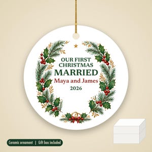Adorno navideño "Primera Navidad de casados ​​2026", recuerdo de cerámica personalizado con los nombres de la pareja, Sr. y Sra., regalo de boda para recién casados. imagen 1