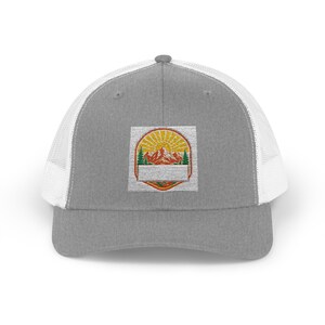 Mountain Reunion Trucker Hat Personalized | Custom Family Name, Year & City afbeelding 3