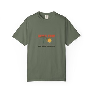 Personalisiertes T-Shirt für den Mädelsurlaub | Individuell gestaltetes Partner-Shirt mit Gruppennamen, Jahr und Reiseziel Bild 4