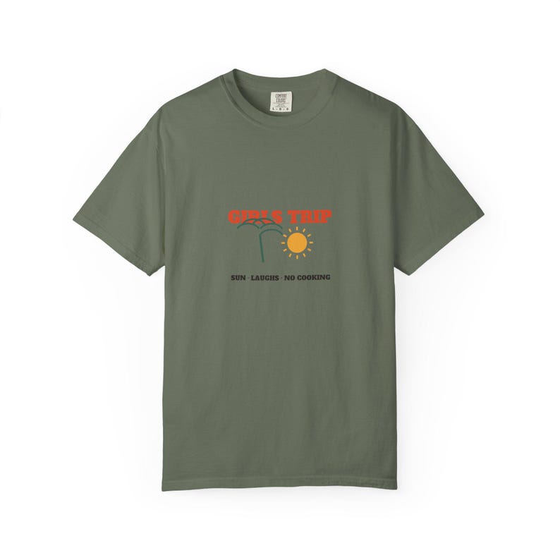 Personalisiertes T-Shirt für den Mädelsurlaub | Individuell gestaltetes Partner-Shirt mit Gruppennamen, Jahr und Reiseziel Bild 4