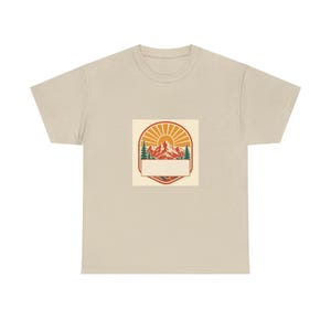 Camiseta personalizada para reunión familiar en la montaña, camiseta con nombre, año y ciudad personalizados, camisetas a juego para grupo de reunión familiar, regalo de recuerdo para un viaje a la montaña. imagen 1