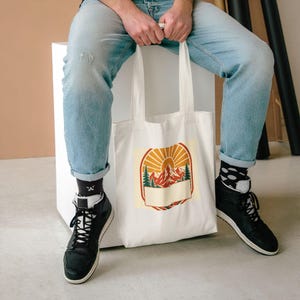 Personalisierte Tragetasche für Familientreffen in den Bergen, mit Familiennamen und Jahr bedruckbar, Geschenk für Familientreffen, Reisetasche mit Bergmotiv, Erinnerungsstück für Familientreffen Bild 5