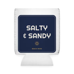 Divertido enfriador de latas de playa con diseño de arena salada, regalo ideal para vacaciones, funda para bebidas, portavasos de verano, recuerdo para fiestas en la playa, regalo costero. imagen 2