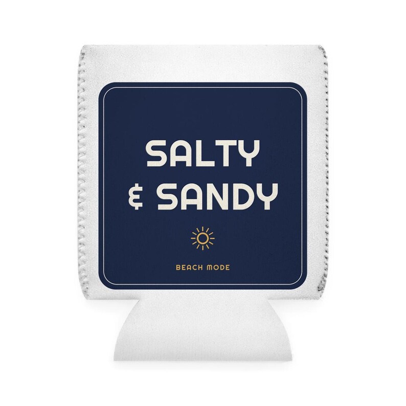 Divertido enfriador de latas de playa con diseño de arena salada, regalo ideal para vacaciones, funda para bebidas, portavasos de verano, recuerdo para fiestas en la playa, regalo costero. imagen 2