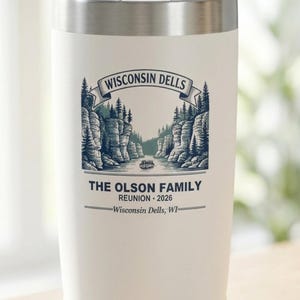Vaso térmico personalizado para reunión familiar 2026, vaso de viaje isotérmico de 20 oz con nombre personalizado, recuerdo de Wisconsin Dells, obsequio familiar a juego. imagen 2