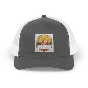 Mountain Reunion Trucker Hat Personalized | Custom Family Name, Year & City afbeelding 1