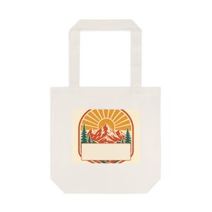 Personalisierte Tragetasche für Familientreffen in den Bergen, mit Familiennamen und Jahr bedruckbar, Geschenk für Familientreffen, Reisetasche mit Bergmotiv, Erinnerungsstück für Familientreffen Bild 1