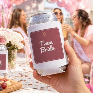 Team Bride Junggesellinnenabschieds-Kühlmanschette, personalisierter Dosenkühler mit Namen und Datum, Geschenk für die Brautjungfern, personalisierte Getränkehülle für die Sommerparty Bild 1
