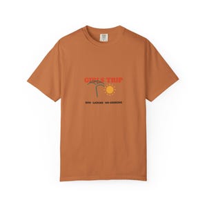 Personalisiertes T-Shirt für den Mädelsurlaub | Individuell gestaltetes Partner-Shirt mit Gruppennamen, Jahr und Reiseziel Bild 3