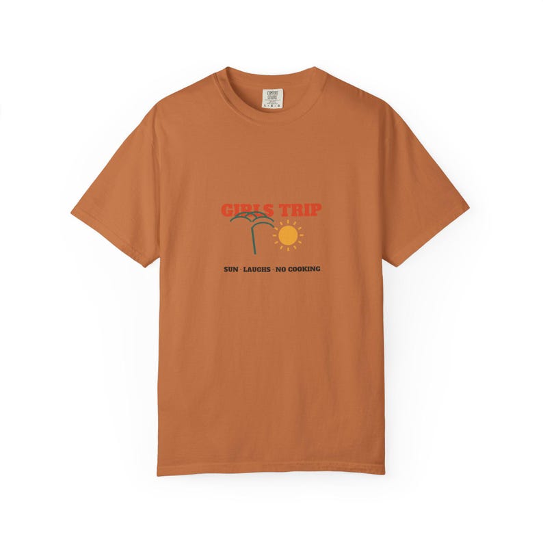 Personalisiertes T-Shirt für den Mädelsurlaub | Individuell gestaltetes Partner-Shirt mit Gruppennamen, Jahr und Reiseziel Bild 3