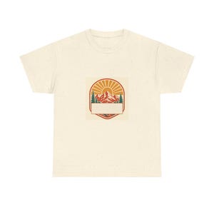 Camiseta personalizada para reunión familiar en la montaña, camiseta con nombre, año y ciudad personalizados, camisetas a juego para grupo de reunión familiar, regalo de recuerdo para un viaje a la montaña. imagen 2